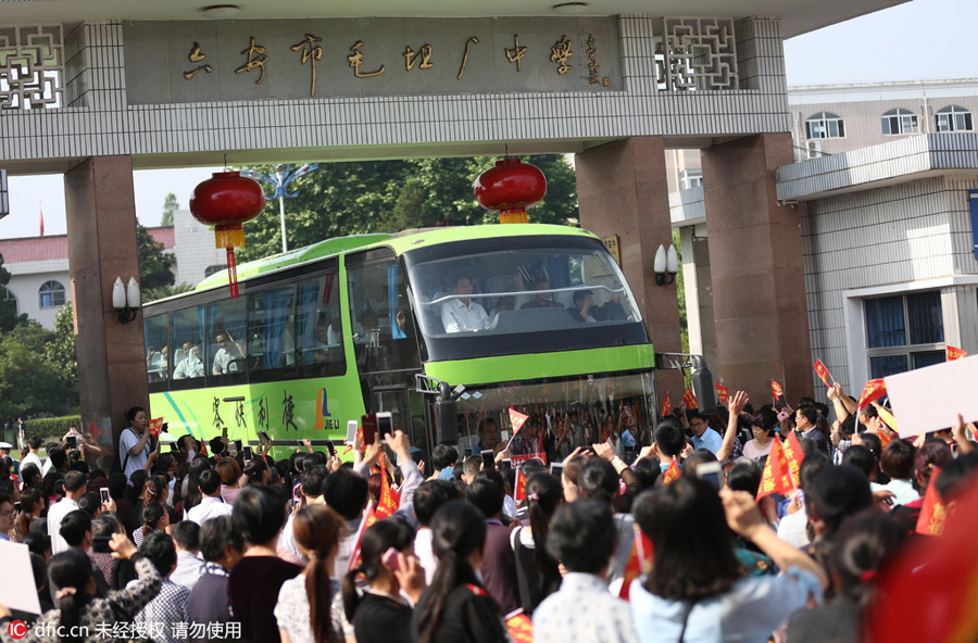 Students receive <EM>gaokao</EM> cheers in east China