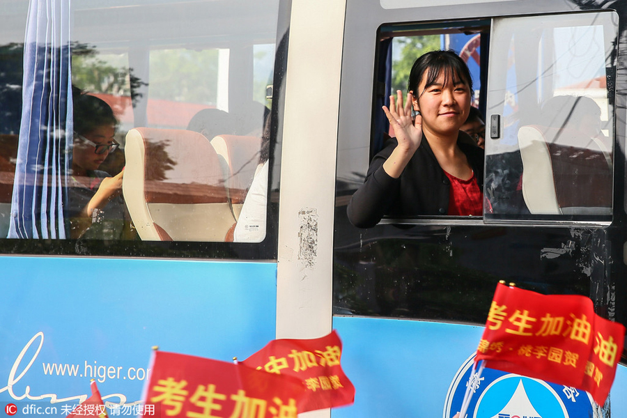 Students receive <EM>gaokao</EM> cheers in east China