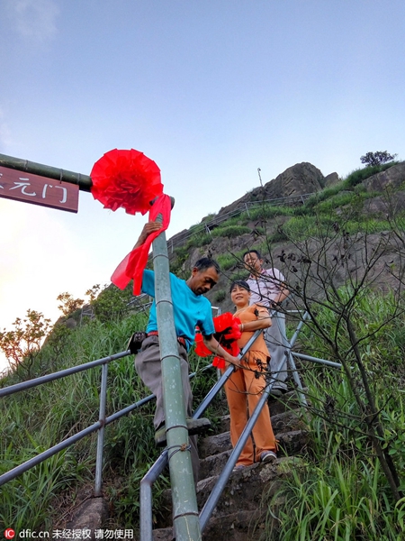 Parents climb 'Celestial Ladder' to win luck for examinees