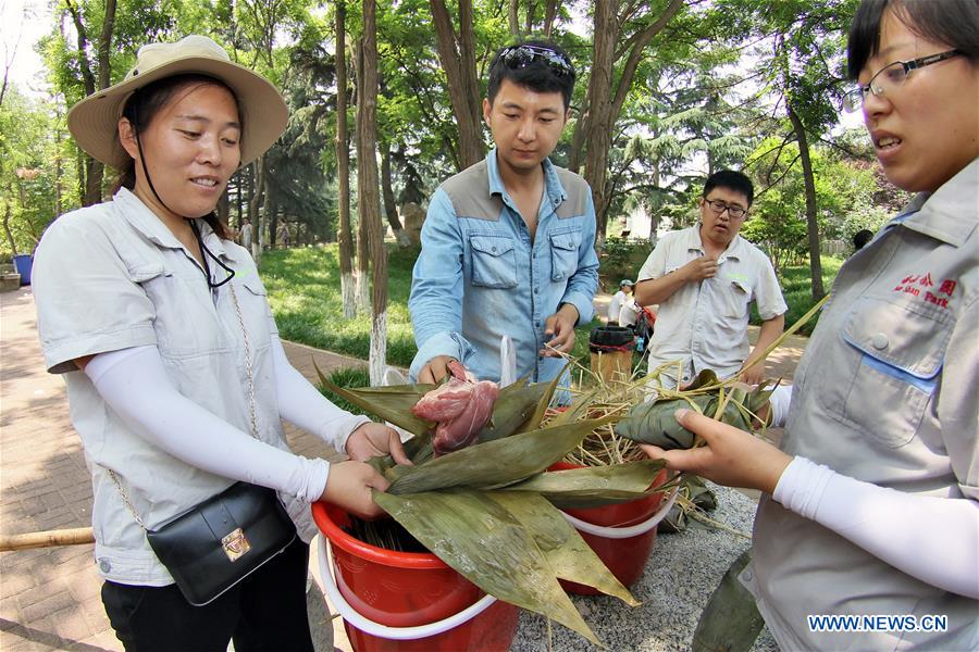 Special Zongzi made for animals to mark Duanwu Festival in Yantai Zoo