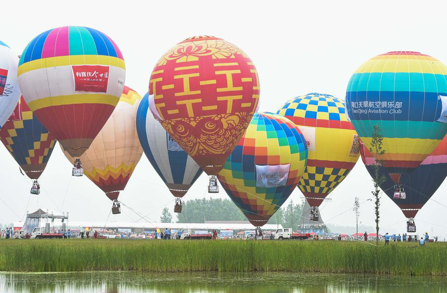 Group wedding on hot air balloons held in E China