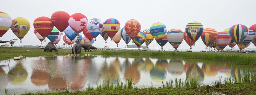 Group wedding on hot air balloons held in E China