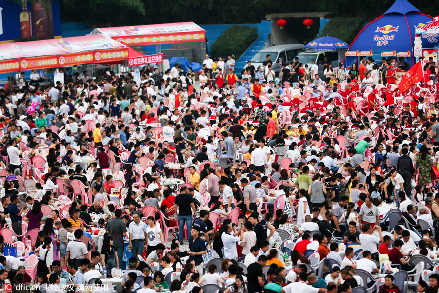 Tens of thousands flock to International Crayfish Fair in E China