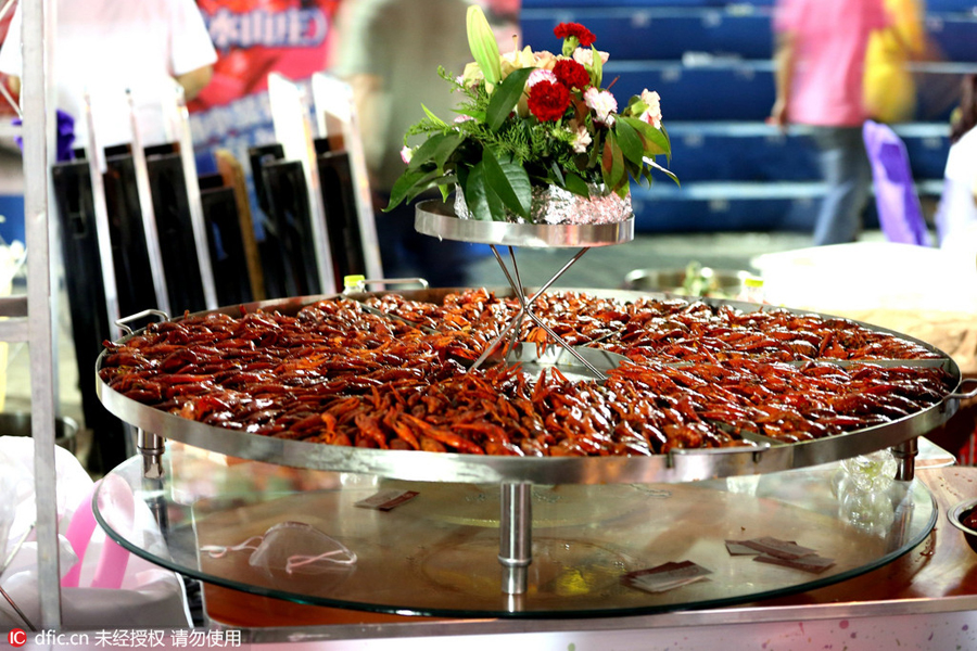 Tens of thousands flock to International Crayfish Fair in E China