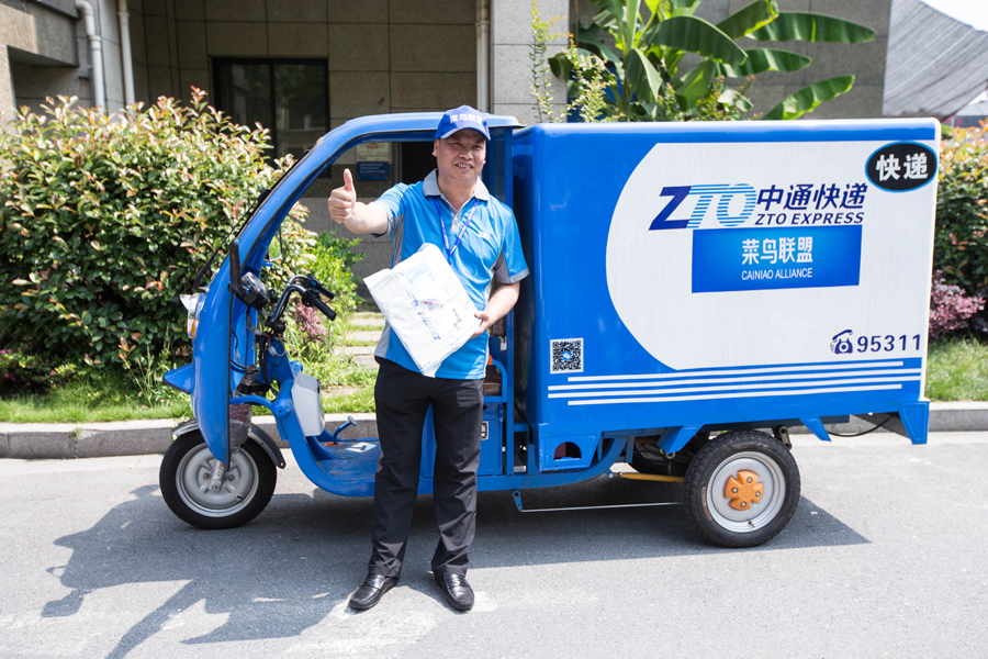 Leaders of Chinese giant express companies deliver packages in person