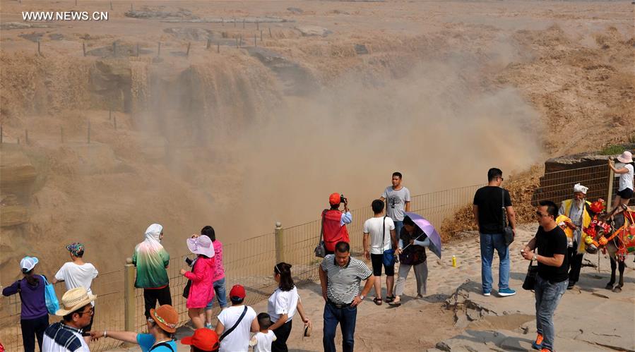 Water volume at Hukou Waterfall surges, attracting tourists