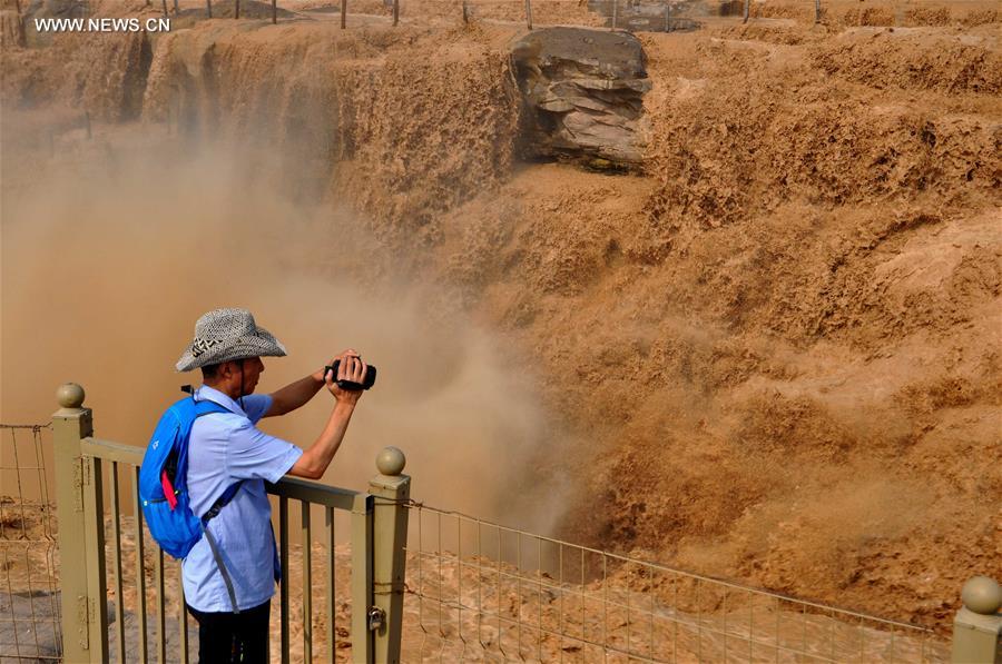 Water volume at Hukou Waterfall surges, attracting tourists