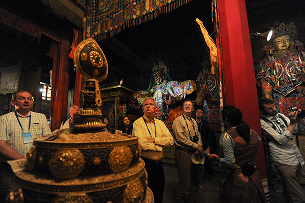 Overseas guests attend forum in Lhasa