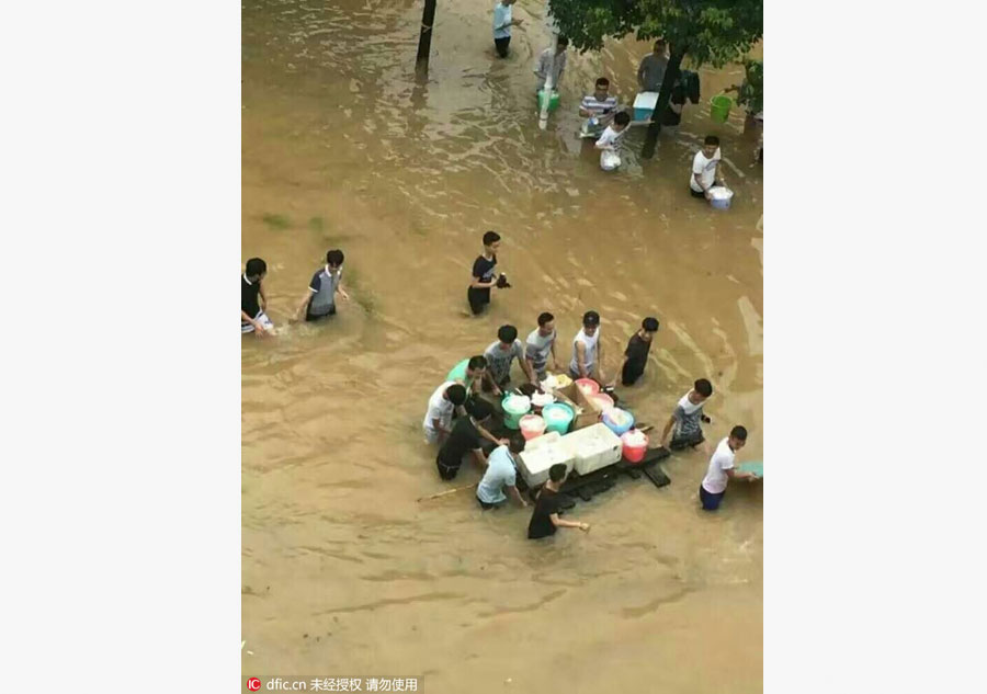 Life goes on in flooded Wuhan