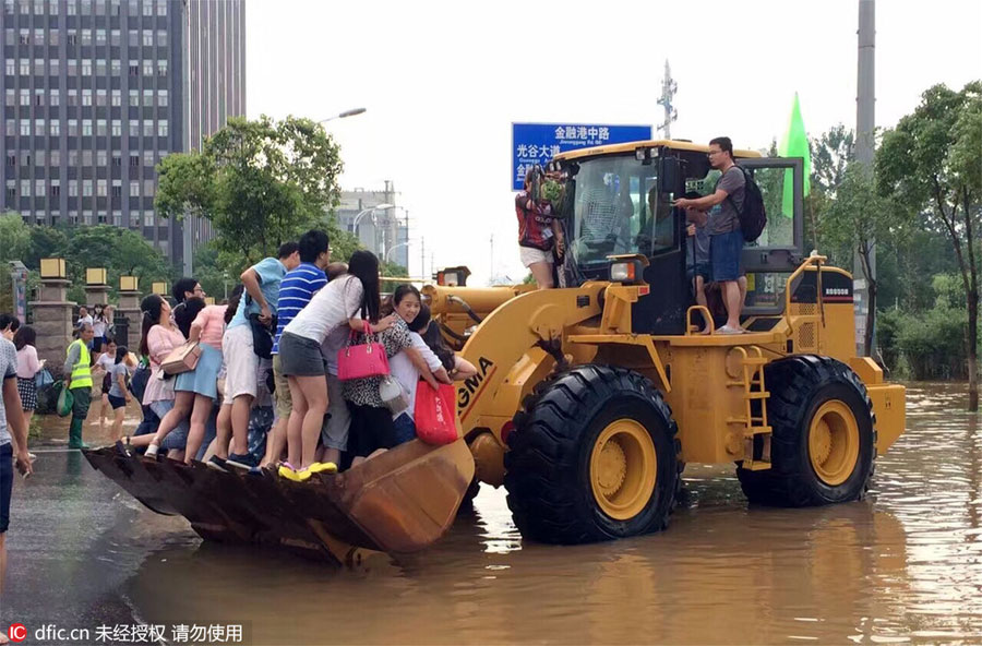 Life goes on in flooded Wuhan