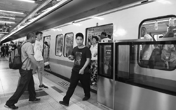 Beijing subway line gets safety doors