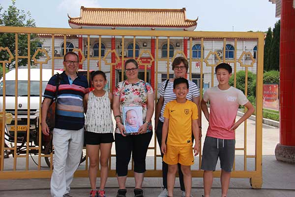 Adopted Chinese seek birth parents