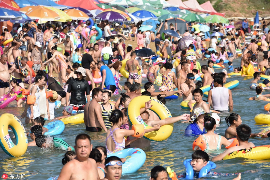 Thousands rush to beaches to escape summer heat