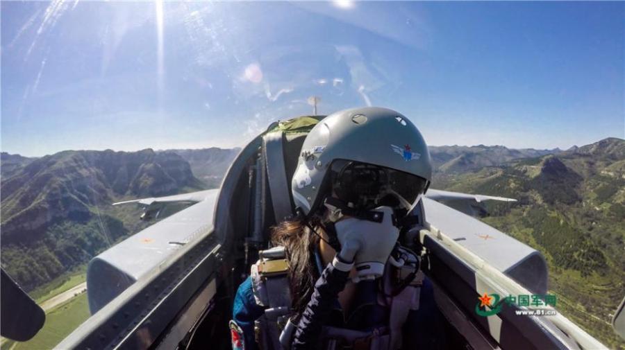 Chinese female pilots fly fighter-bomber JH-7