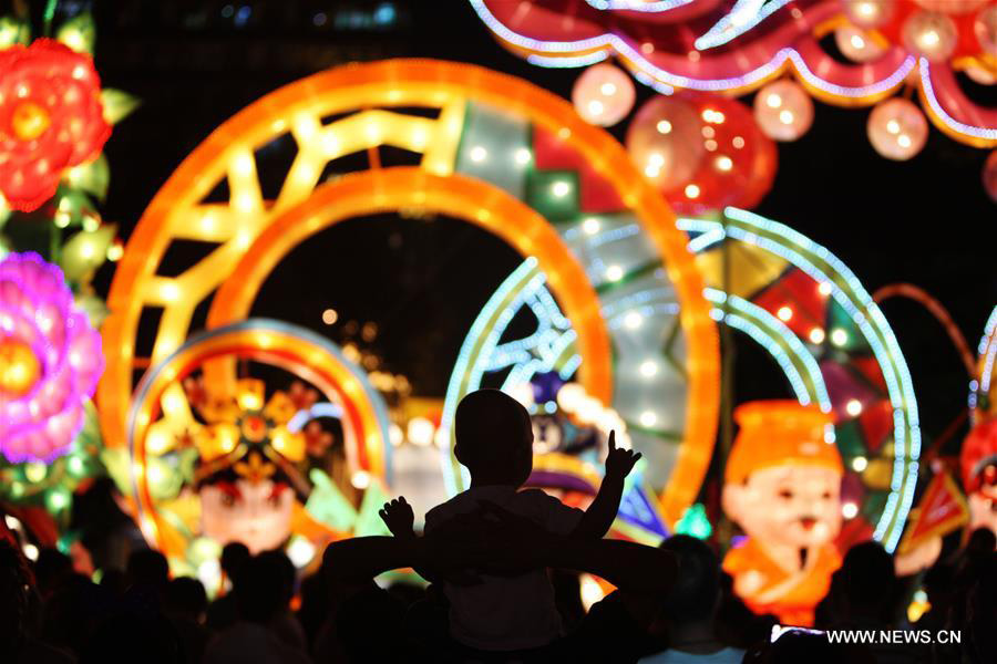 People enjoy lantern shows to celebrate traditional Chinese Mid-autumn Festival