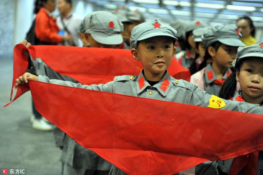 Students wear 'Red Army' costumes in Long March spirit