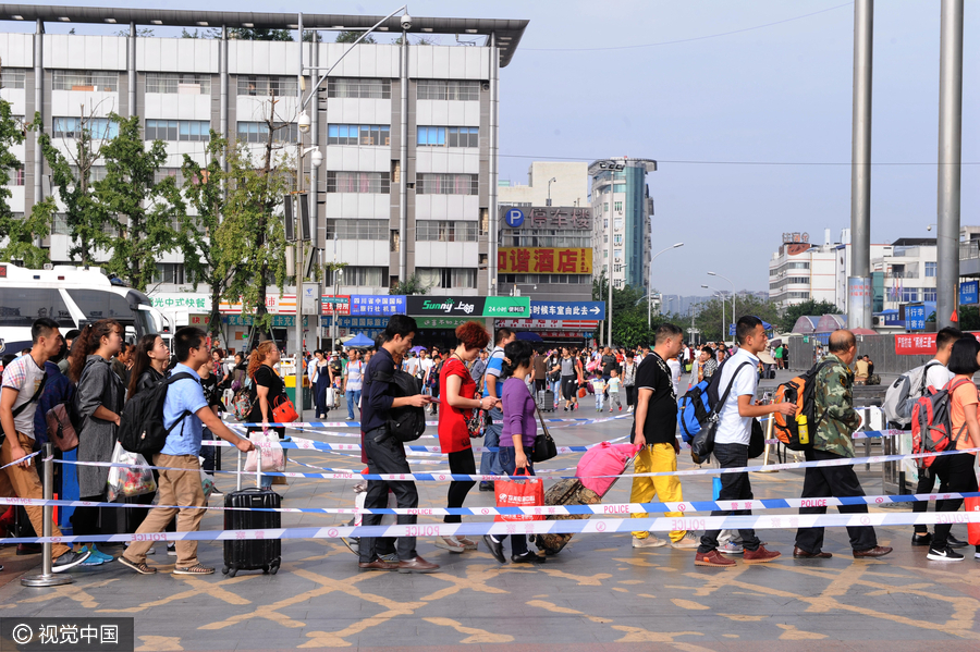 Passengers set off on trips for coming National Day holidays