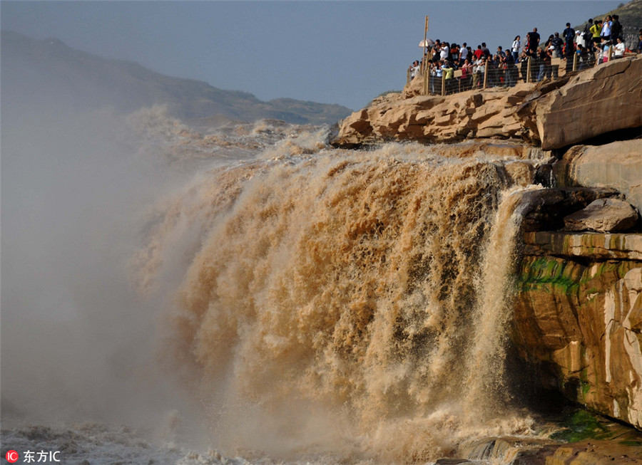 Massive surge of tourists at Hukou Waterfall