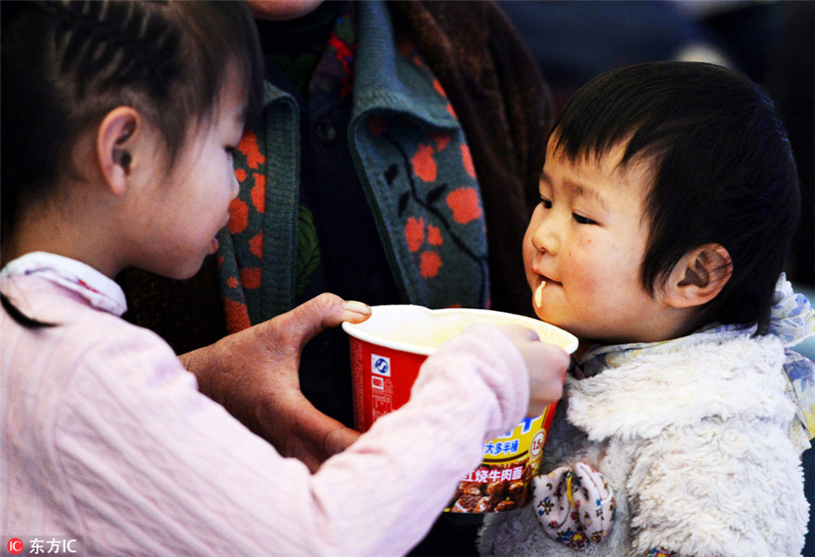 Children light up Spring Festival travel rush