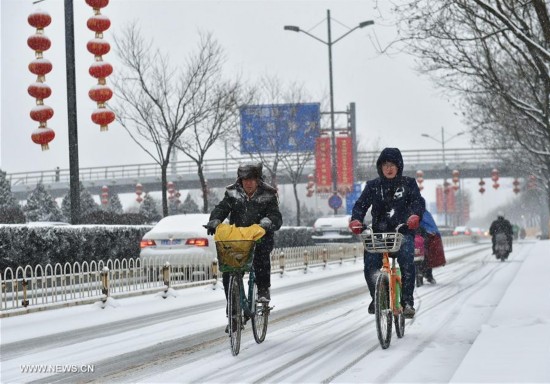 Snow in North China disrupts traffic, flights