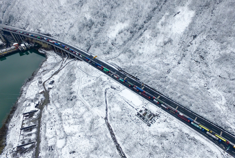 Heavy snow bogs down expressway traffic in SW China