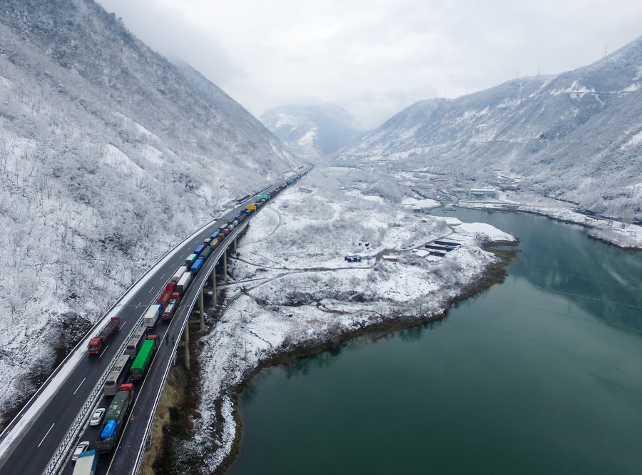 Heavy snow bogs down expressway traffic in SW China