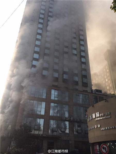 East China hotel fire traps people