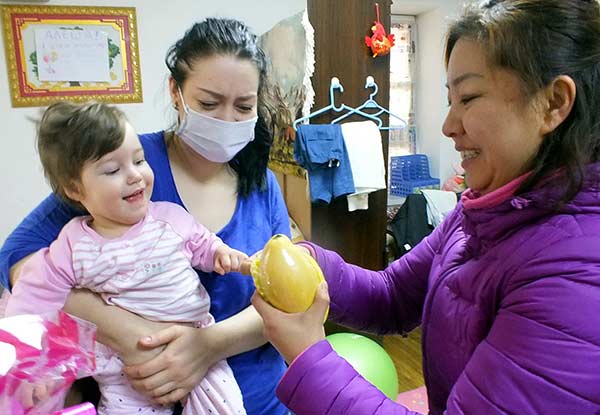 Harbin embraces Russian mom in need