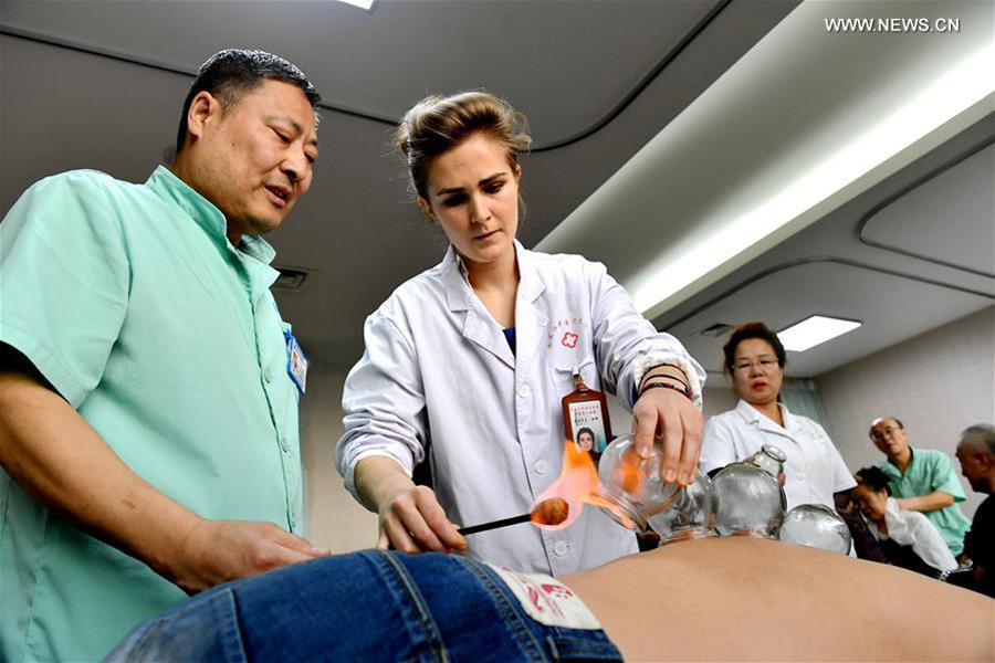 Pic story: foreign learner of traditional Chinese medicine