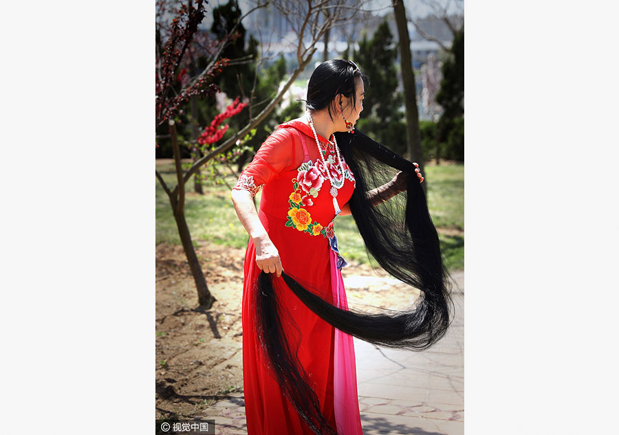 62-year-old woman keeps 3-meter-long hair