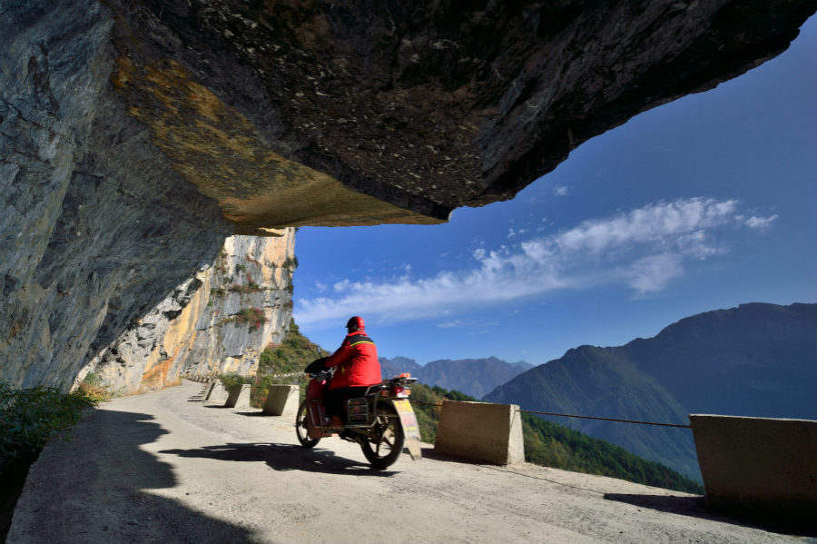 Remote Chongqing villagers build road on cliff to end isolation