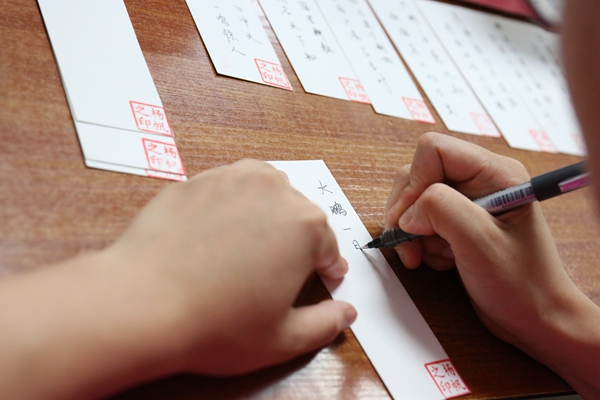 Teacher sends red packets to bless her students before gaokao