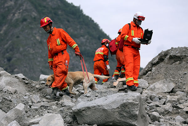 Landslide rescuers make big push as 'golden' survival period closes