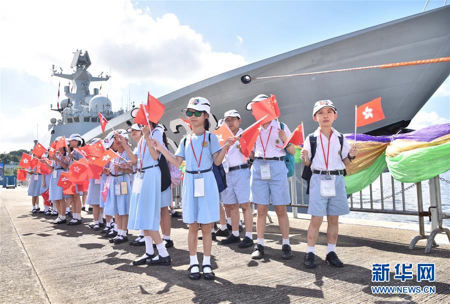 Hong Kong bids farewell to aircraft carrier<EM> Liaoning</EM>