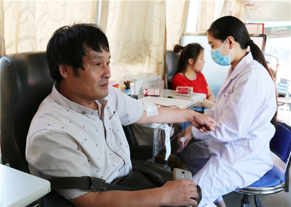 Migrant worker donates blood in 40 cities in 10 years