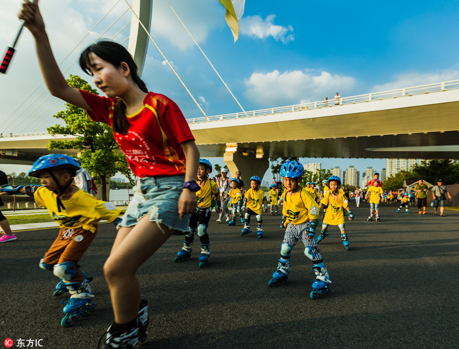 Over 1,000 roller skating enthusiasts slide in Nanjing