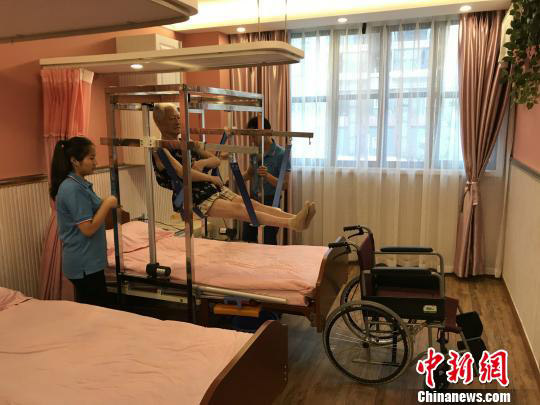 Machine lifts burden on elderly residents and their carers