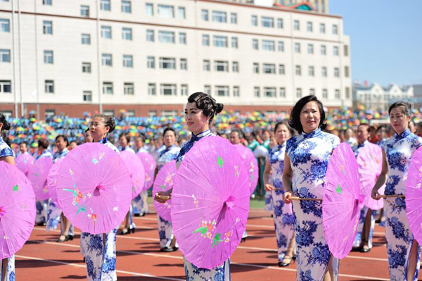 5,599 women in <EM>qipao</EM> dresses set new Guinness World Record