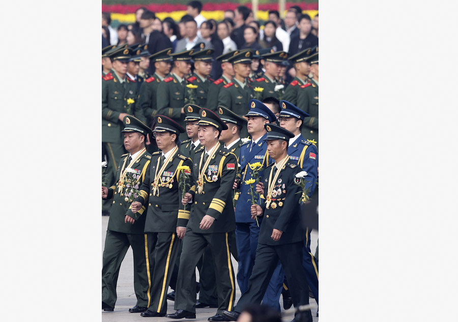 Chinese leaders pay tribute to national heroes at Tian'anmen Square