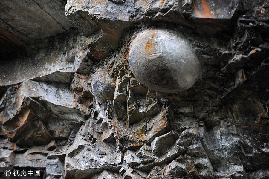 'Egg-laying' cliff attracts online attention in China