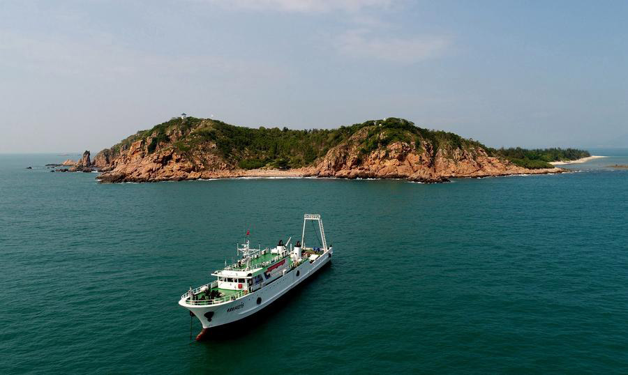Unmanned boats conduct geological survey in Hainan
