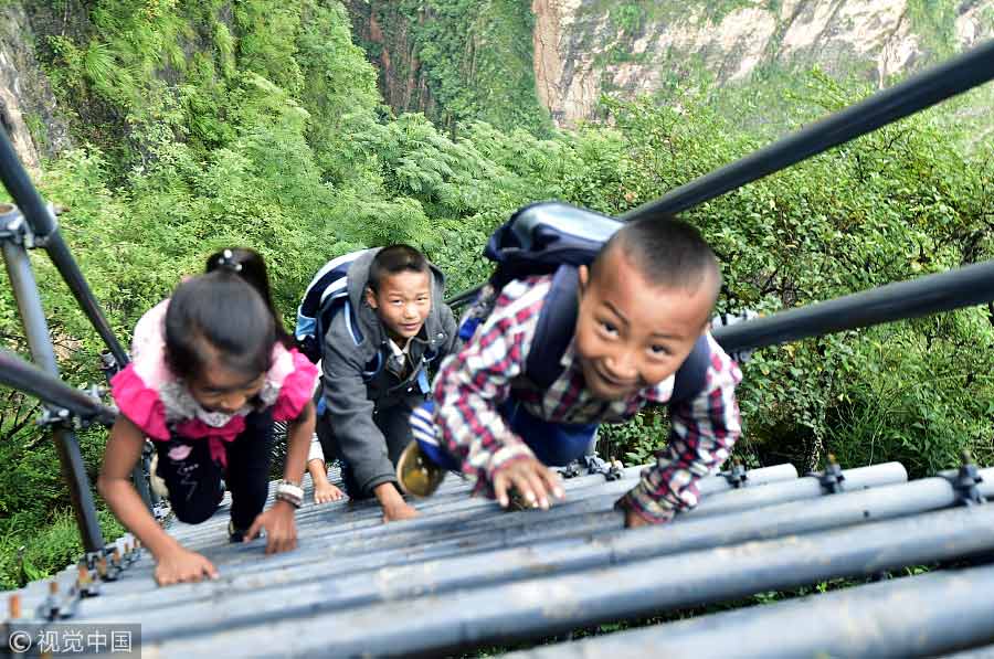 Cargo cableway facilitate villagers' life in Southwest China