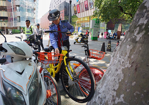 Shared-bike hunters stalk streets after dark