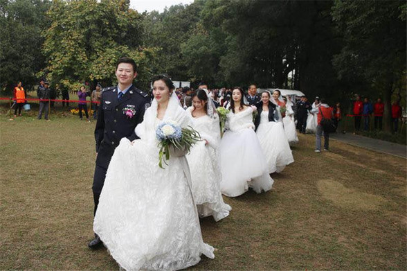 38 police couples wed in Wuhan