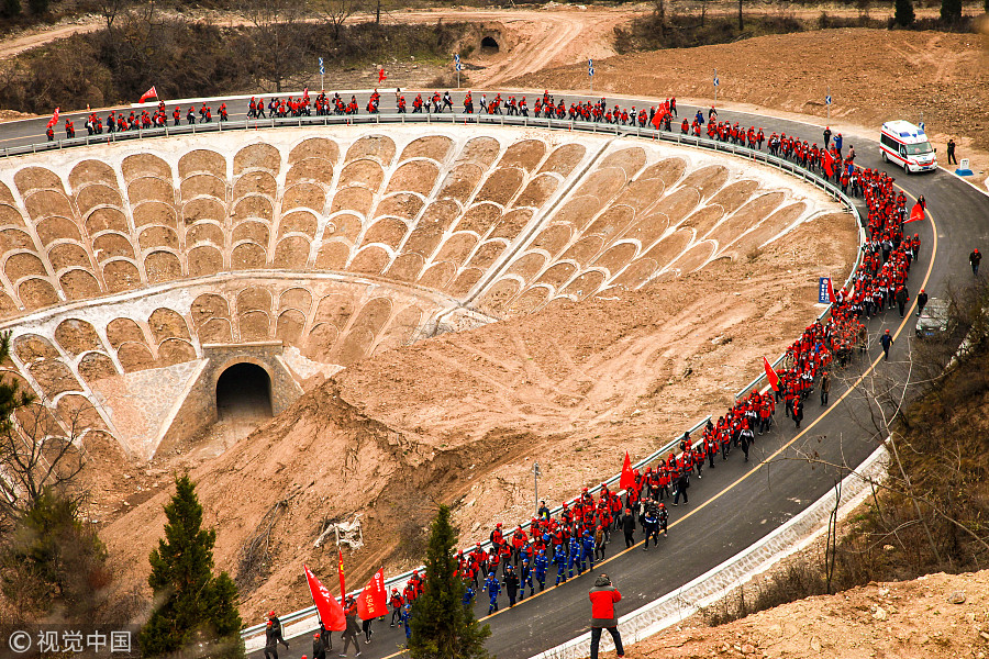 On their way: Hundreds of students hike in Shanxi