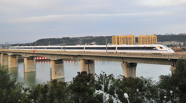 Chengdu-Xi'an train link promotes travel, tourism