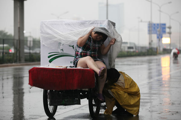 Beijing rainstorm cancels flights, kills airport worker
