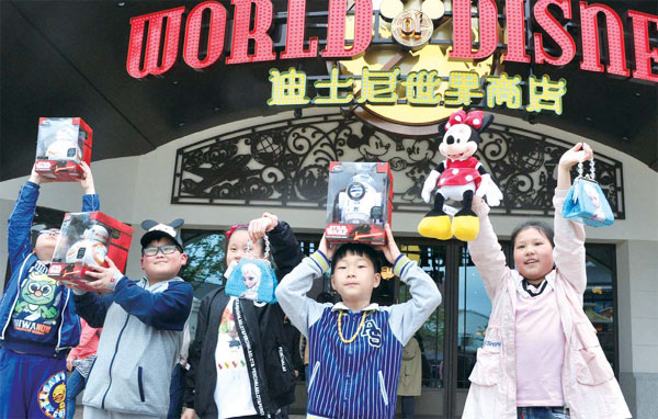 Trial opening draws crowds to Shanghai Disneyland