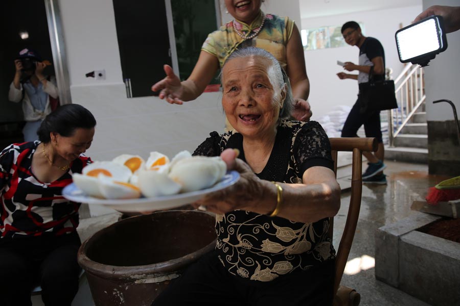 6-year-old transforms her village by selling eggs online