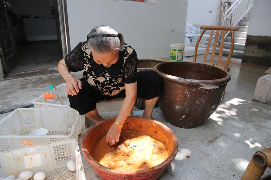 6-year-old transforms her village by selling eggs online